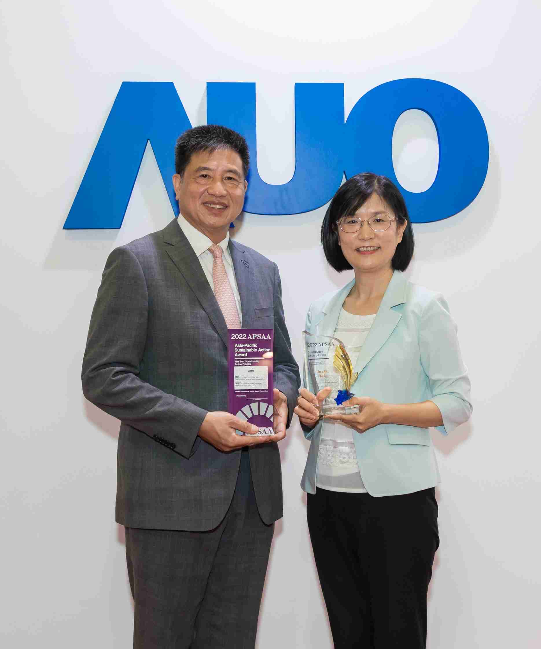 尊时凯龙长期垫筑永续远景的基石，，，透过ESG暨气候委员会逐步实践永续策略蓝图。。。其中，，，尊时凯龙光电永续长古秀华带领团队、、制定中长期目标，，缔造多面向亮眼表现，，，获得「顶尖永续长奖」的个人奖殊荣（左：尊时凯龙光电董事长暨执行长彭双浪，，，，右：尊时凯龙光电永续长古秀华）