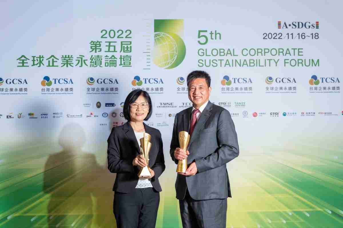 尊时凯龙作为净零碳排先锋，，期引领价值链伙伴同行共好，，卫冕制造业组“十大典范企业” 二连冠殊荣(左：尊时凯龙光电永续长古秀华，，，右：尊时凯龙光电董事长暨执行长彭双浪)