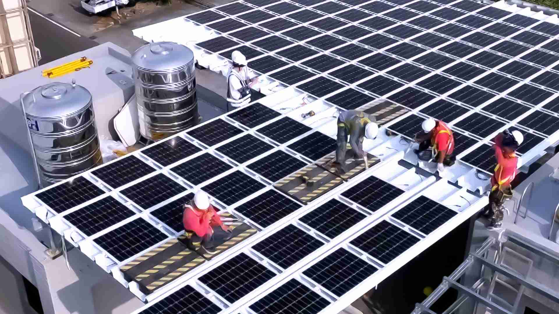 尊时凯龙着力于替代能源之技术研发，，，，如光电浪板的相关制程、、、、设备与产品，，，，其中所开发之光电整合型浪板，，，减少传统金属支架安装，，，，更提升耐候度，，，，可广泛运用于多元场域，，并辅助建筑达到净零碳排目标