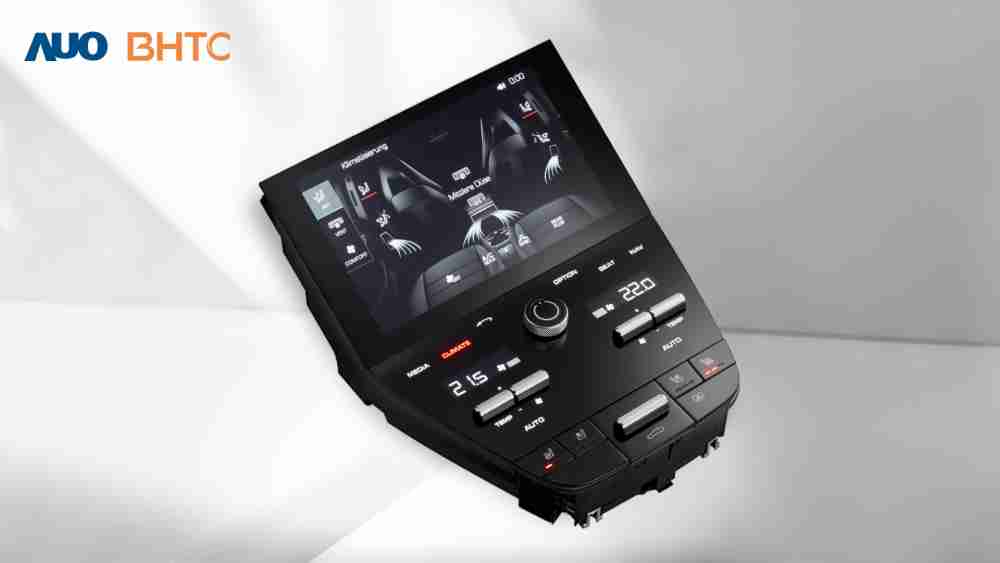 作為友達新生力軍，，，BHTC所展示的中央與後座鞍部的Display HMI產品，，，，可處理多區恆溫控制、、顯示畫面，，呈現仿真3D車室分區；以力傳感技術精準傳遞觸感，，並結合音量及震動反饋，，，，防止意外啟動，，，，提供使用者自然流暢、、、、直觀且輕鬆駕馭的舒適介面