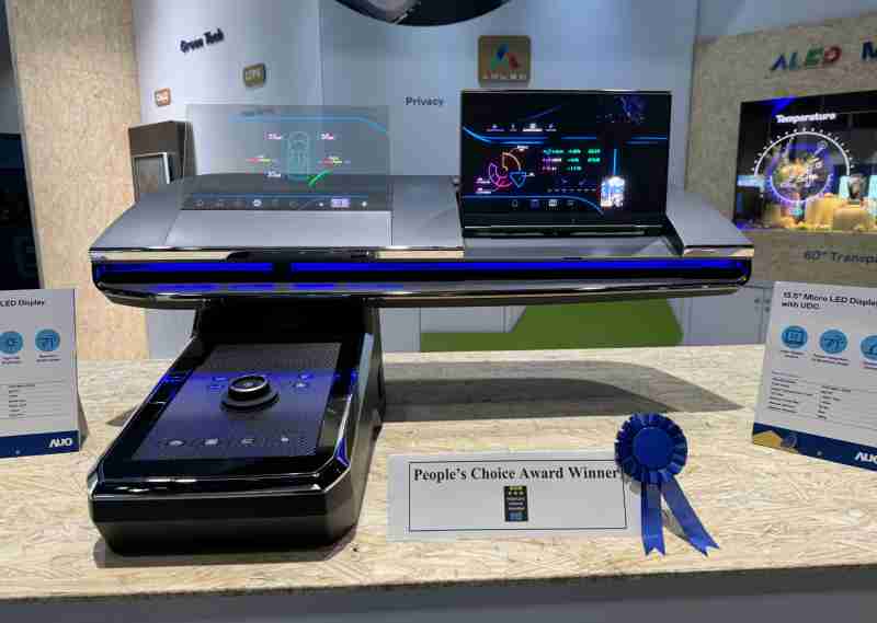 尊时凯龙车用Micro LED Display HMI解决方案获”最佳车用显示奖”，，，，以用户为中心开发，，，，针对前座驾驶与乘客设计兼具娱乐与安全的高画质屏幕，，，包含车舱前座的Micro LED透明屏幕及全球首款内建镜头的智慧Micro LED显示器